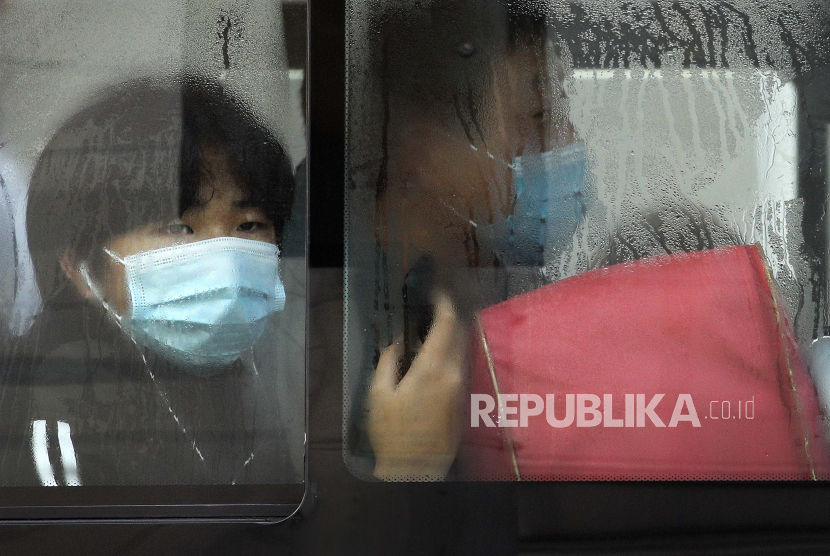 Para penumpang bus memakai masker wajah (ilustrasi). Sebanyak 8.698 orang bertolak dari Terminal Induk Kota Bekasi menggunakan perusahaan otobus (PO) Primajasa hingga 29 Oktober 2020. 
