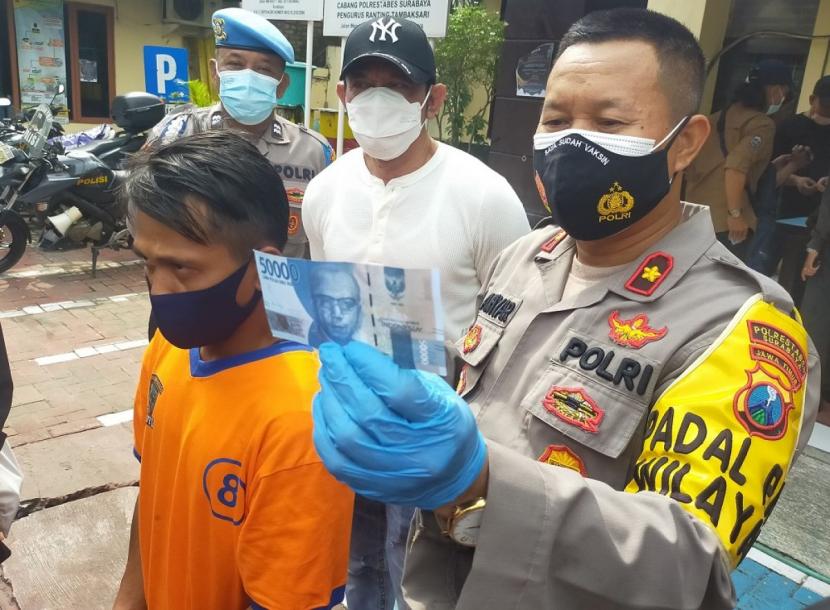 Jelang Lebaran, Polisi di Surabaya Bekuk Pengedar Uang Palsu Jaringan FB