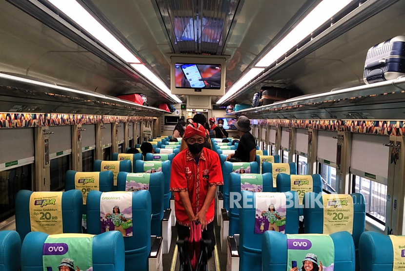 Porter membantu membawa barang penumpang kereta api jarak jauh di Stasiun Yogyakarta.