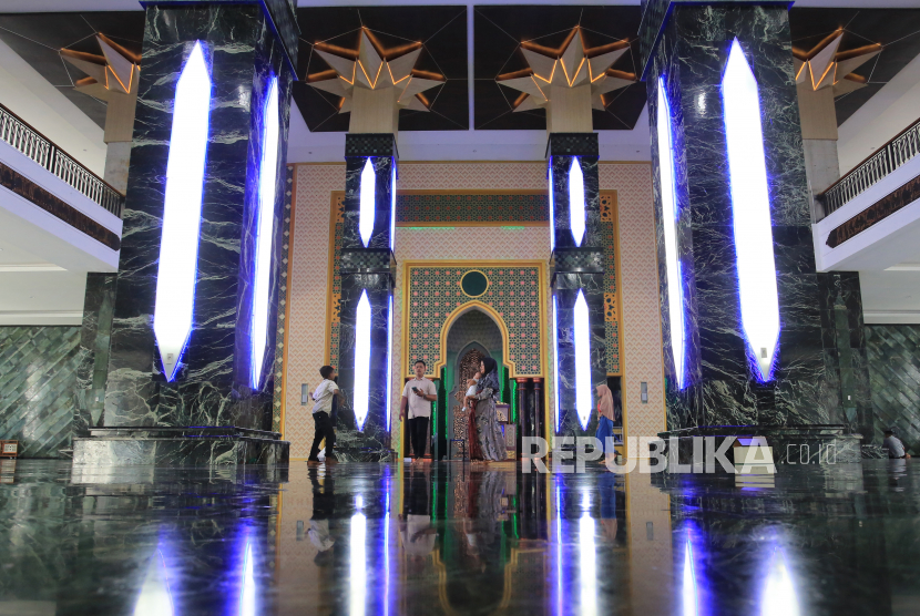 Sejumlah pengunjung berada di dalam Masjid Giok atau Masjid Agung Baitul A