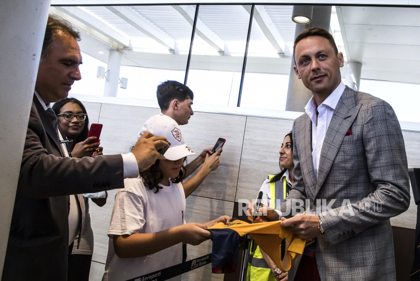 Pemain sepak bola asal Serbia Nemanja Matic menjadi pemain baru AS Roma. Ia berpose untuk fotografer saat tiba di Bandara Ciampino di Roma, Italia, 13 Juni 2022.