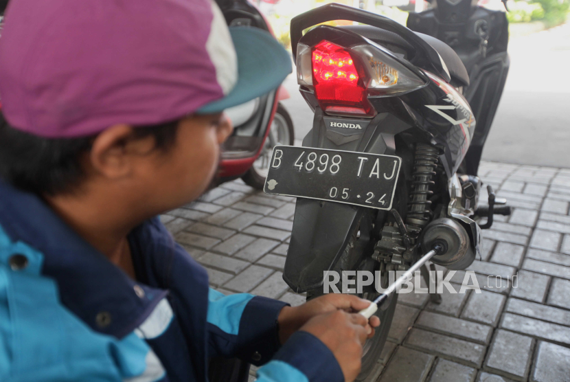 Petugas melakukan uji emisi kendaraan motor di Gedung DPRD DKI Jakarta, Rabu (23/8/2023). DKI Jakarta akan melakukan uji coba tilang bagi kendaraan yang tidak lulus uji emisi pada Jumat (25/8/2023), dan mulai diterapkan sanksi secara efektif mulai 1 September 2023. Penerapan sanksi tersebut untuk menangani polusi udara di DKI Jakarta yang belum kunjung membaik.