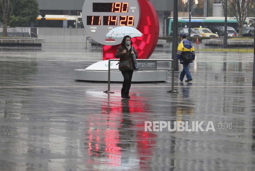  Orang-orang berjalan melewati jam hitung mundur Olimpiade Tokyo dan Paralimpiade di Stasiun Tokyo di Tokyo, Senin (15/2). Olimpiade dijadwalkan dibuka pada 23 Juli tetapi jajak pendapat menunjukkan sekitar 80% publik Jepang percaya bahwa mereka harus dibatalkan atau ditunda lagi.