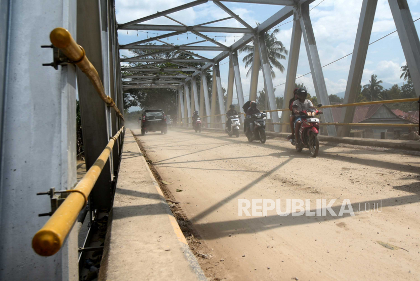 Sejumlah kendaraan melintas di Jalan Trans Sulawesi di Kabupaten Luwu Utara, Sulawesi Selatan. Jalur Trans Sulawesi yang sempat terputus akibat tertutup material lumpur usai diterjang banjir bandang. (Ilustrasi)