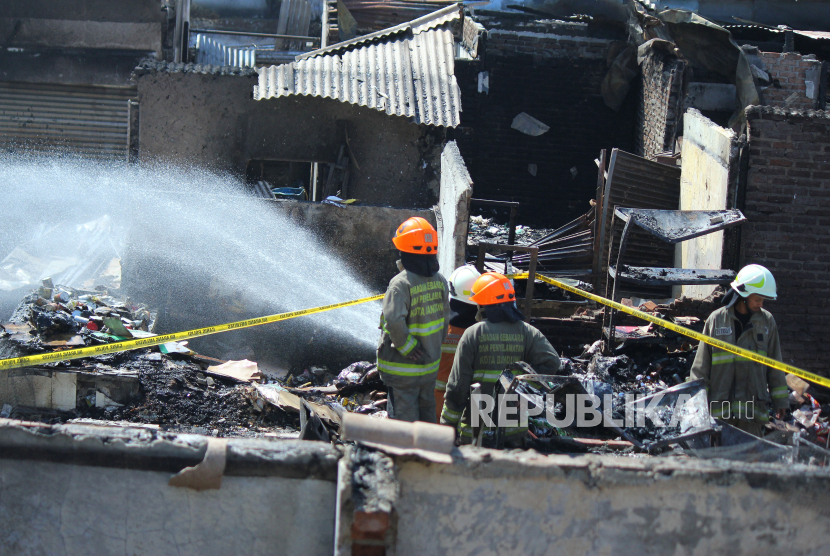 Petugas pemadam kebakaran melakukan pendinginan di area Pasar Sadang Serang, Kota Bandung, Jawa Barat, Senin (7/8/2023), setelah beberapa hari lalu terjadi kebakaran.