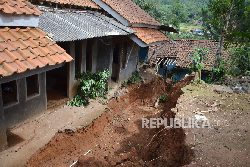 Tanah terbelah di antara rumah penduduk di lokasi bencana pergeseran tanah. BNPB sebut sebanyak 28 rumah warga yang terdampak pergerakan tanah direlokasi.