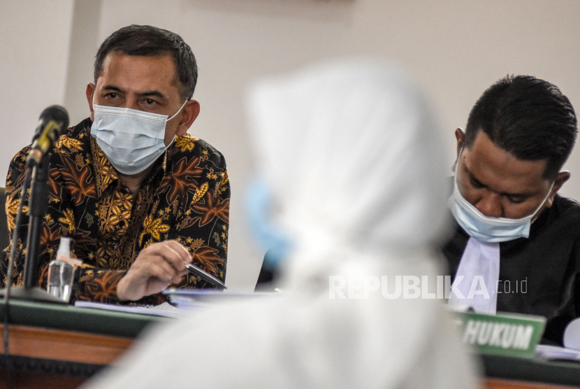 Terdakwa kasus suap perizinan pengembangan Rumah Sakit Umum Kasih Bunda Cimahi yang juga Wali Kota Cimahi nonaktif Ajay Muhammad Priatna (kiri) mendengarkan keterangan saksi saat mengikuti sidang di Pengadilan Tipikor Bandung, Jalan LLRE Martadinata, Kota Bandung, beberapa waktu lalu.