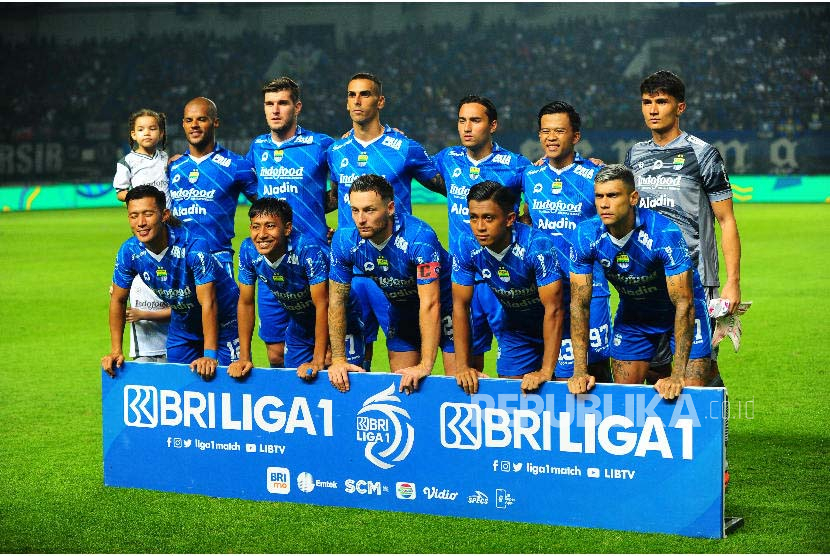 Laga antara Persib Bandung melawan Persik Kediri pada lanjutan Liga 1 Indonesia di Stadion Gelora Bandung Lautan Api, Bandung, Ahad (10/12/2023)