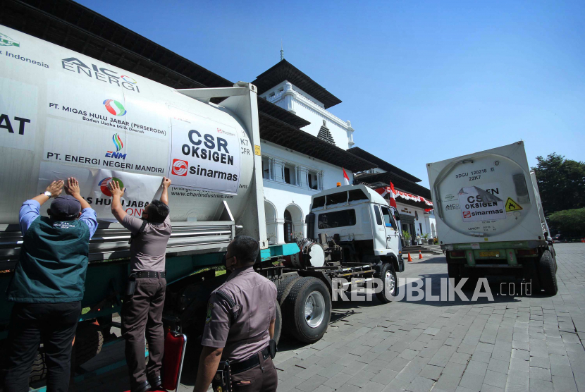 Sejumlah truk trailer iso tank berisi bermuatan oksigen cair diparkir di halaman Gedung Sate sebelum dilepas oleh Gubernur Jawa Barat Ridwan Kamil saat acara Jabar Punya Informasi (JAPRI) Vol. 79, bertajuk Jabar-Indonesia 1 Nafas. Apresiasi Donasi Oksigen untuk Warga Jawa Barat, di halaman Gedung Sate, Kota Bandung, Rabu (28/7). Truk trailer berisi 85,8 ton oksigen cair tersebut merupakan CSR dari PT OKI Pulp & Paper Mills (Sinar Mas Group). Bantuan tersebut diharapakan dapat memenuhi kebutuhan oksigen dalam penanganan pasien Covid-19 di Jawa Barat.