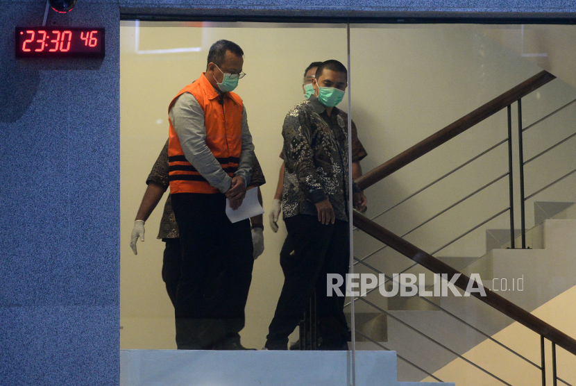 Menteri Kelautan dan Perikanan Edhy Prabowo dengan mengenakan rompi tahanan berjalan menuju tempat konferensi pers usai menjalani pemeriksaan di Gedung KPK, Jakarta, Rabu (26/11). KPK menetapkan tujuh orang tersangka salah satunya yaitu menteri Kelautan dan Perikanan Edhy Prabowo sebagai tersangka dalam Operasi Tangkap Tangan (OTT) terkait dugaan tindak pindana korupsi berupa penerimaan hadiah atau janji oleh penyelenggara negara terkait dengan perizinan tambak, usaha dan atau pengelolaan perikanan atau komoditas perairan sejenis lainnya tahun 2020.Prayogi/Republika