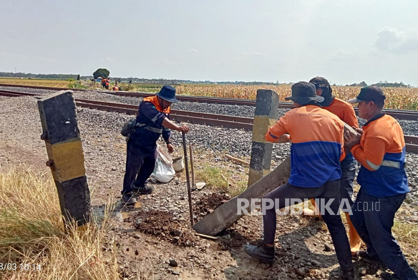 PT Kereta Api Indonesia (KAI) Daop 3 Cirebon menutup perlintasan sebidang (ilustrasi)