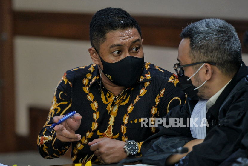 Terdakwa mantan penyidik KPK AKP Stepanus Robin Pattuju saat menjalani sidang lanjutan kasus dugaan suap penanganan perkara yang menyeret terdakwa di Pengadilan Tipikor, Jakarta, Senin (15/11). Sidang itu beragenda pemeriksaan terdakwa Robin Pattuju bersama terdakwa pengacara Maskur Husain. Republika/Thoudy Badai