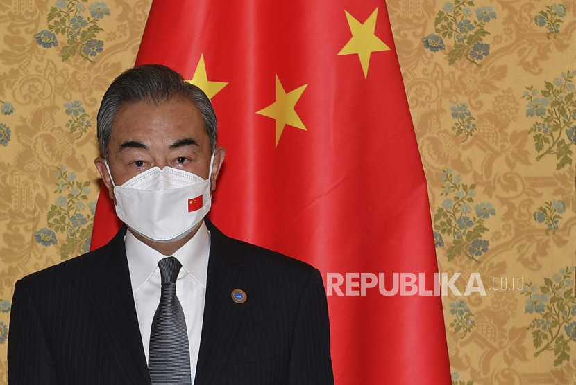 Menteri Luar Negeri China, Wang Yi menunggu untuk bertemu dengan Menteri Luar Negeri AS Antony Blinken, Minggu, 31 Oktober 2021 di sebuah hotel di Roma di sela-sela KTT Pemimpin Dunia G20.
