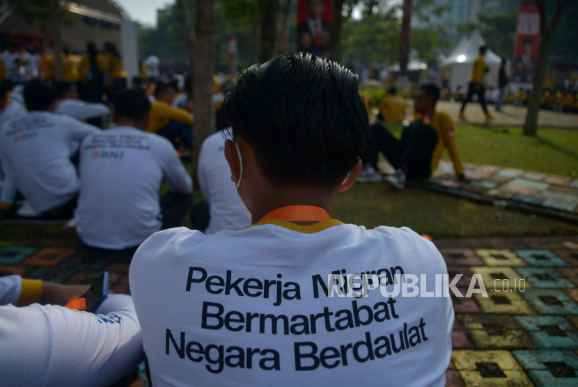 Peserta mengikuti puncak peringatan Hari Pekerja Migran Internasional (HPMI) 2022 Kawasan Thamrin 10, Jakarta, Ahad (18/12/2022). 