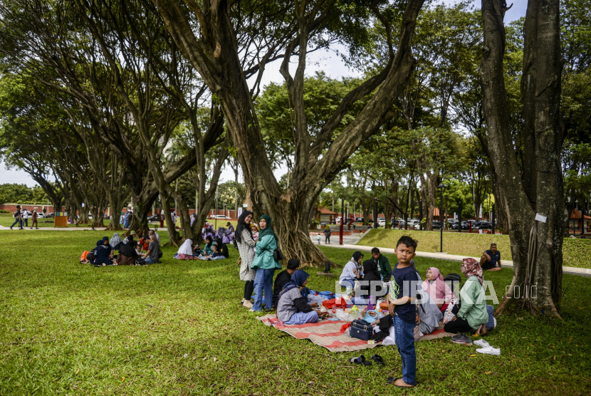 Pengunjung saat piknik di Taman Mini Indonesia Indah (TMII), Jakarta, Ahad (20/11/2022). Para pengunjung mulai mendatangi TMII pada hari pertama pembukaan.