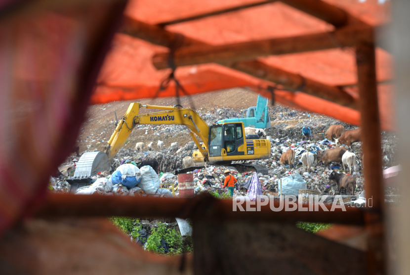 Aktivitas pembongkaran sampah normal kembali di Tempat Pengolahan Sampah Terpadu (TPST) Piyungan, Bantul, Yogyakarta, Kamis (12/5/2022). Akses TPST Piyungan dibuka kembali usai pertemuan antara warga dengan Pemprov Daerah Istimewa Yogyakarta. Salah satu poin hasil pertemuan tersebut yakni bahwa pada 2025 TPST Piyungan tidak lagi menjadi tempat pembuangan sampah dan hanya menjadi tempat pengolahan sampah.