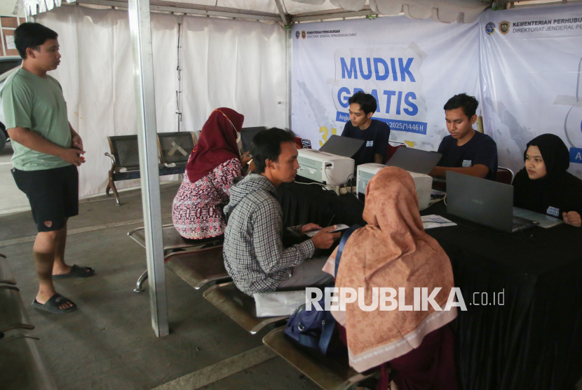 Petugas melakukan validasi data warga calon peserta mudik gratis Idul Fitri 1446 H di Terminal Pondok Cabe, Tangerang Selatan, Banten, Rabu (19/3/2025). Kementerian Perhubungan melalui Direktorat Jenderal Perhubungan Darat memberikan tambahan kuota kursi mudik gratis untuk masyarakat ke 31 kota tujuan mudik, 9 kota tujuan arus balik sebesar 1.538 kursi, yang total kuota penumpang semuanya menjadi 23.074 orang dari sebelumnya 21.536 orang untuk musim mudik Lebaran 2025. 