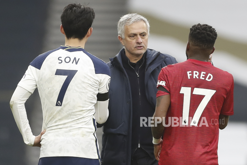 Jose Mourinho (tengah) dan Fred (kanan) dari Manchester United 