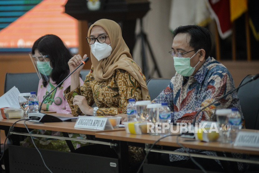 Komisioner KPU Evi Novida Ginting Manik (tengah) dan I Dewa Kade Wiarsa Raka Sandi (kanan).