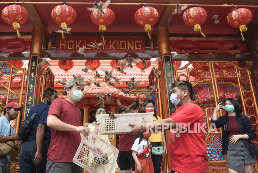 Warga keturunan Tionghoa melepas burung pipit setelah beribadah menyambut tahun baru Imlek 2572 di depan klenteng Hok Lay Kiong, kota Bekasi,Jawa Barat, Jumat (12/2/2021). Budaya melepas burung pipit saat imlek 