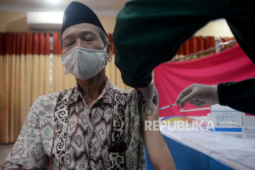 Vaksinator menyuntikkan vaksin COVID-19 kepada peserta vaksin di Auditorium Gedung Pusat Muhammadiyah, Jakarta, (ilustrasi)