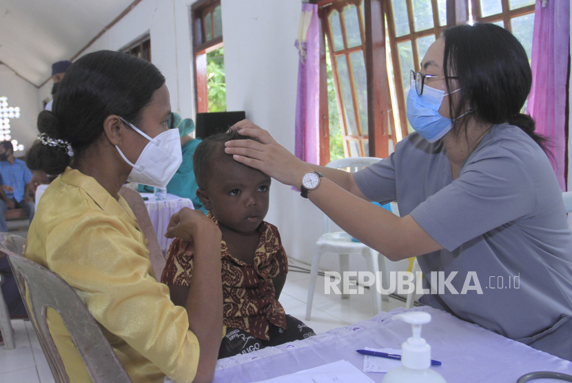 Dokter memeriksa kesehatan seorang balita yang menderita stunting di desa Bokong, Kabupaten Kupang, NTT, Kamis (2/12/2021). Sebanyak satu dari empat anak Indonesia mengalami stunting.