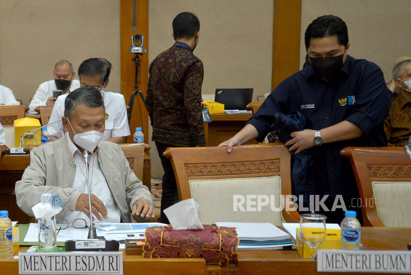 Menteri ESDM Arifin Tasrif (kiri) dan Menteri BUMN Erick Thohir bersiap mengikuti Rapat Kerja dengan Komisi VII  di kompleks Parlemen Senayan, Jakarta, Selasa (29/11/2022). Raker tersebut beragendakan pengantar musyawarah mengenai Rancangan Undang-Undang Energi Baru dan Energi Terbarukan (RUU EB-ET). Republika/Prayogi