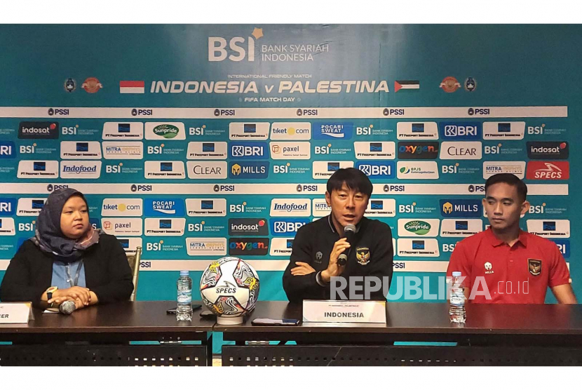 Pelatih Shin Tae-yong dan bek Rizky Ridho memberikan keterangan pers terkait persiapan pertandingan FIFA matchday melawan Palestina di Hotel Vasa Surabaya, Selasa (13/6/2023).