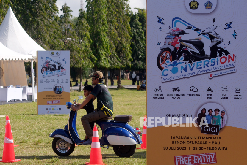 Pengunjung melakukan uji kendaraan motor listrik saat Sosialisasi Program Konversi Sepeda Motor Listrik di Lapangan Puputan Margarana, Denpasar, Bali, Ahad (30/7/2023). 