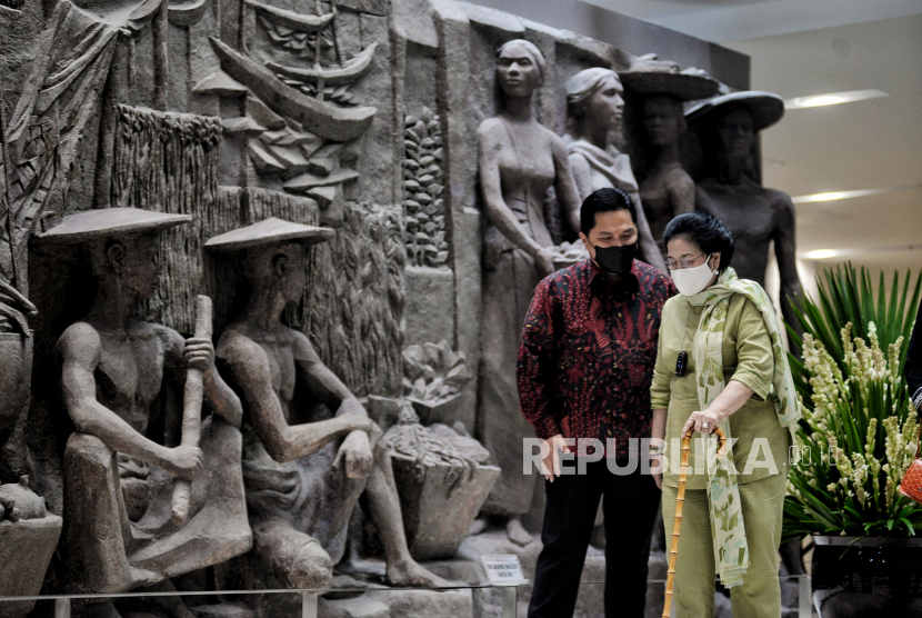 Presiden Ke-5 RI yang juga Ketum PDI Perjuangan Megawati Soekarnoputri (kiri) didampingi Menteri BUMN Erick Thohir (kanan) melihat relief di Gedung Sarinah, Jakarta, Senin (13/6/2022). Dalam kunjungan tersebut, Megawati Soekarnoputri juga mengunjungi ruang Ir. Soekarno yang saat ini digunakan sebagai galeri seni di lantai 6 serta lokasi penemuan relief di lantai dasar dari pusat perbelanjaan pertama di Indonesia tersebut. Republika/Thoudy Badai