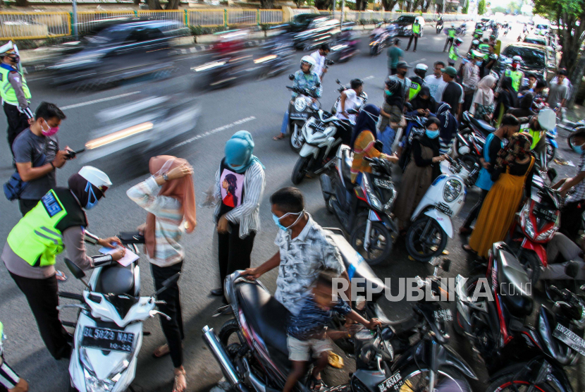 Pengendara sepeda motor terjaring razia petugas (Ilustrasi). Penertiban helm yang tidak sesuai standar menjadi salah satu dari delapan sasaran Operasi Zebra oleh Polda Kalimantan Selatan.