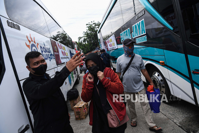 Pemudik mencari bus mereka dalam mudik gratis. Polda Metro Jaya menggelar mudik gratis dengan menyediakan 500 armada bus.(Ilustrasi)