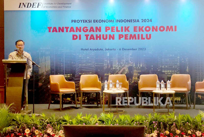 Indef menyelenggarakan diskusi terkait Proyeksi Ekonomi Indonesia 2024 di Hotel Aryaduta, Jakarta, Rabu (6/12/2023).  