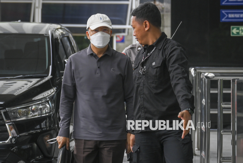 Gubernur Bengkulu Rohidin Mersyah (kiri) berjalan menuju ruangan untuk menjalani pemeriksaan di Gedung Merah Putih, KPK, Jakarta, Ahad (24/11/2024). KPK memeriksa Rohidin Mersyah terkait operasi tangkap tangan (OTT) terhadap tujuh orang pejabat di Bengkulu pada Sabtu (23/11) malam. 