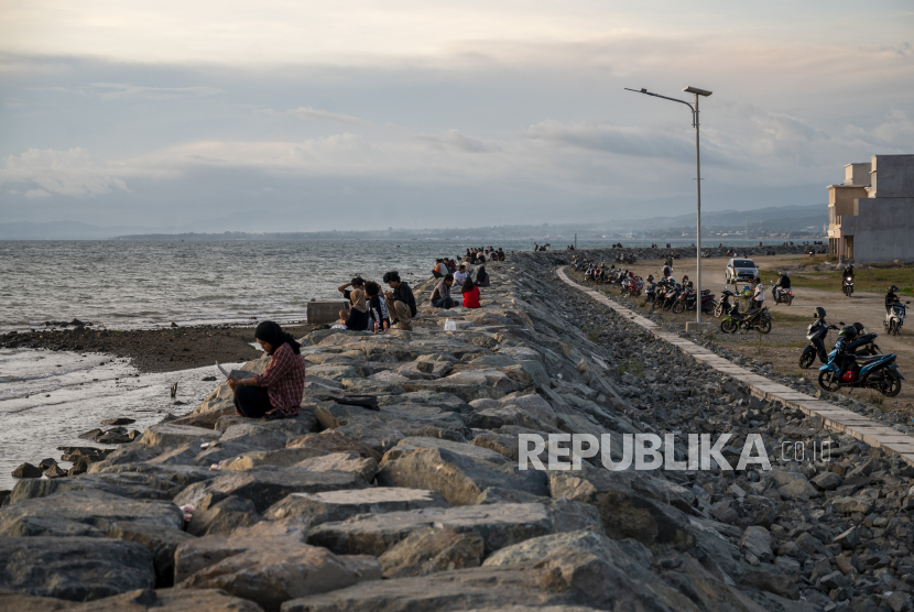 Sejumlah warga menikmati suasana sore di kawasan Pantai Teluk Palu, Sulawesi Tengah, Jumat (24/6/2022). Kementerian Pekerjaan Umum dan Perumahan Rakyat (PUPR) terus melakukan pembangunan infrastruktur dalam rangka meningkatkan daya saing bangsa.