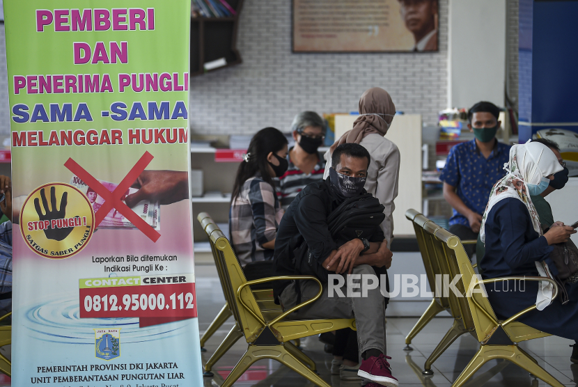 Peserta antre membuat Surat Izin Mengemudi (SIM) di Satuan Penyelenggara Administrasi (Satpas) SIM Daan Mogot, Jakarta, Selasa (2/6/2020). Direktorat Lalu Lintas (Ditlantas) Polda Metro Jaya kembali membuka layanan perpanjangan Surat Izin Mengemudi (SIM) yang sebelumnya dihentikan akibat pandemi COVID-19