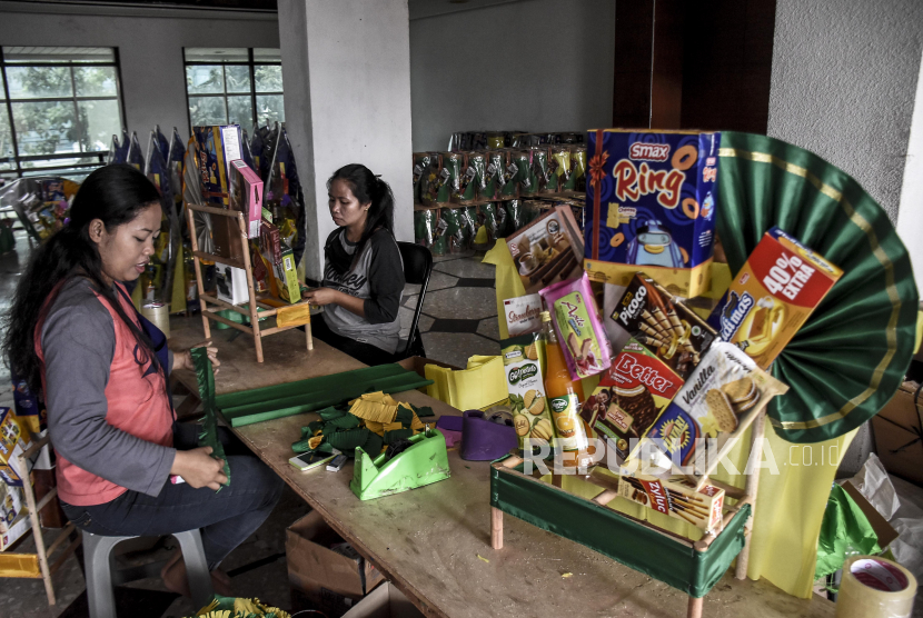 Pekerja menata paket parsel lebaran di Jazz Parcel, Jalan Karapitan, Kota Bandung, Ahad (10/5). Pengusaha parsel menyatakan bahwa  penjualan paket parsel lebaran tahun ini menurun hingga 70 persen terdampak pandemi Covid-19