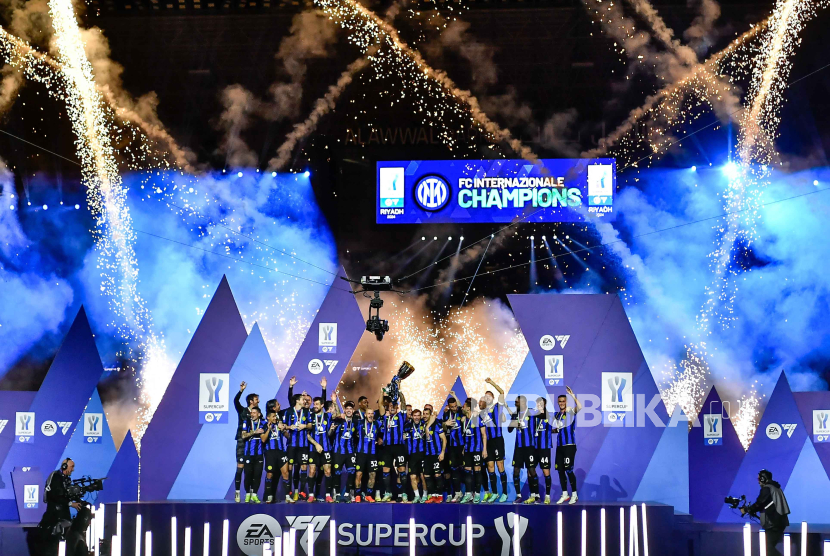 Para pemain Inter merayakan usai menjuarai Supercoppa Italiana, Piala Super Italia, pertandingan final antara SSC Napoli dan Inter Milan, di Riyadh, Arab Saudi, (22/1/2024).