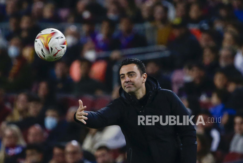 Pelatih kepala Barcelona Xavi Hernandez memegang bola selama pertandingan sepak bola La Liga Spanyol antara FC Barcelona dan Cadiz di stadion Camp Nou di Barcelona, ??Spanyol, Senin, 18 April 2022.