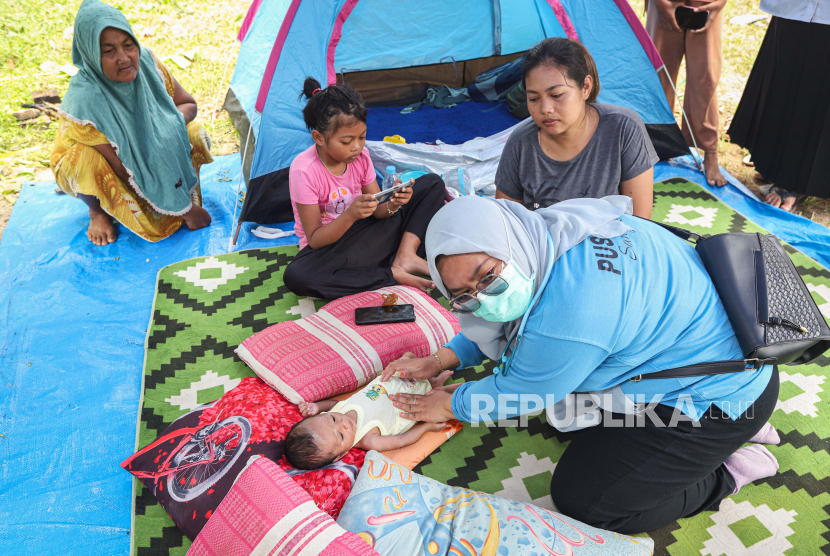 Petugas medis memeriksa kesehatan bayi di Sangkapura, Pulau Bawean, Kabupaten Gresik, Jawa Timur, Selasa (26/3/2024). 
