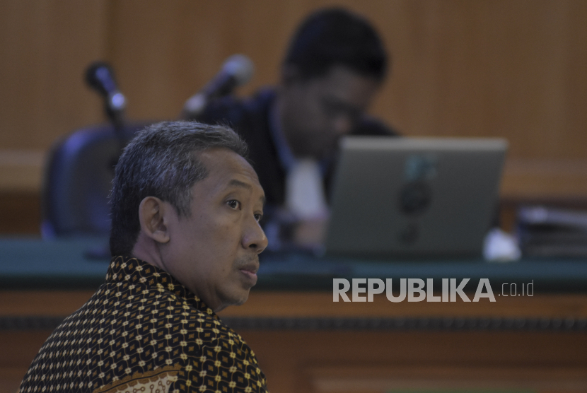 Terdakwa kasus dugaan suap dan gratifikasi proyek pengadaan CCTV dan ISP Bandung Smart City, Yana Mulyana menjalani sidang vonis di Pengadilan Tipikor Bandung, Bandung, Jawa Barat