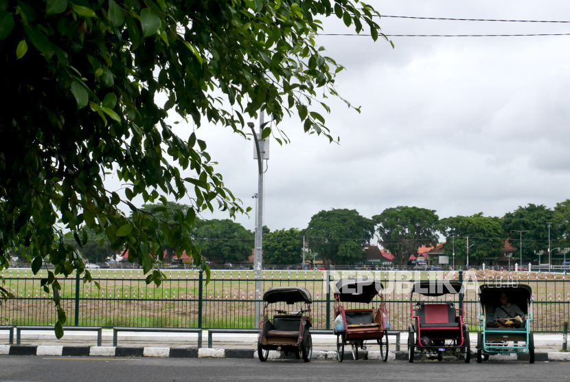 Tukang becak menunggu penumpang di Alun-alun Utara Yogyakarta
