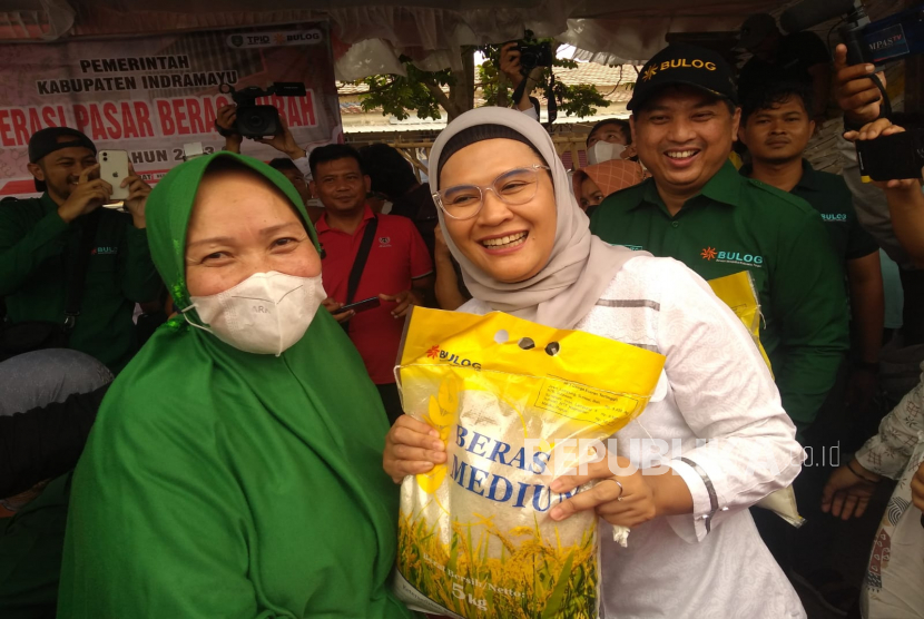 Bupati Indramayu, Nina Agustina, membagikan beras dalam kegiatan pasar beras murah di Pasar Jatibarang, Kecamatan Jatibarang, Kabupaten Indramayu, Rabu (22/2/2023).