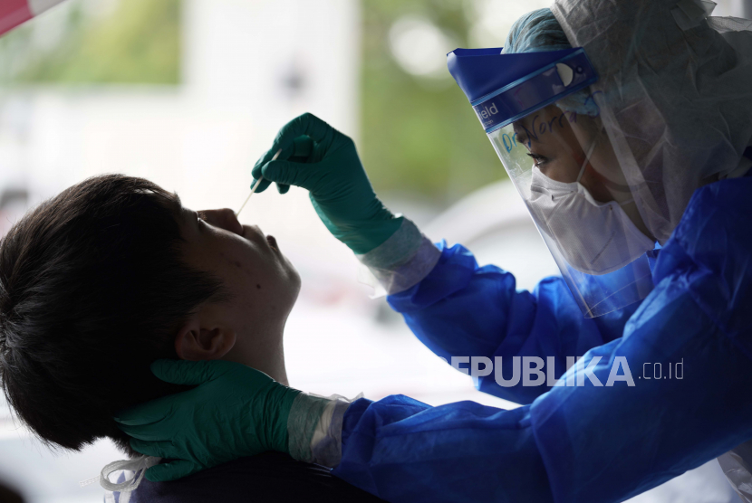  Seorang dokter klinik mengumpulkan sampel untuk pengujian virus corona dari seorang pria di Puchong, di pinggiran Kuala Lumpur, Malaysia