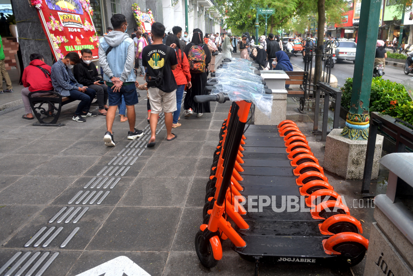 Deretan skuter listrik disewakan di kawasan wisata Malioboro, Yogyakarta, Rabu (23/3/2022). Pemprov DIY akan mengatur larangan skuter listrik di kawasan Malioboro secara bertahap.