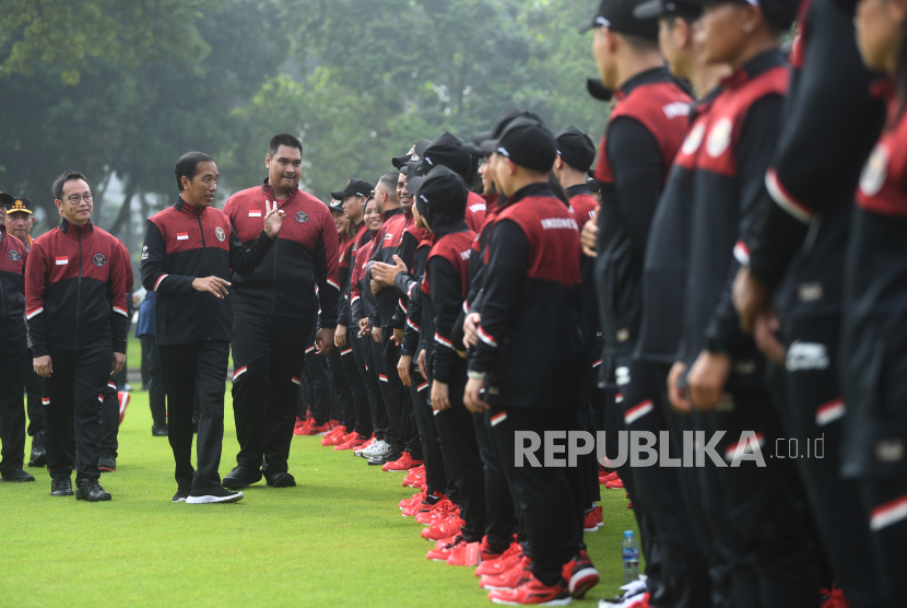 Presiden Joko Widodo (kedua kiri) didampingi Menpora Dito Ariotedjo (ketiga kiri) dan CdM kontingen Indonesia Lexyndo Hakim (kiri) berbincang dengan anggota kontingen Indonesia pada SEA Games XXXII Kamboja saat pelepasan di halaman depan Istana Merdeka, Jakarta, Selasa (2/5/2023). Indonesia mengirimkan 599 atlet untuk bertanding di SEA Games 2023 Kamboja yang terdiri dari 379 atlet putra dan 270 atlet putri. 