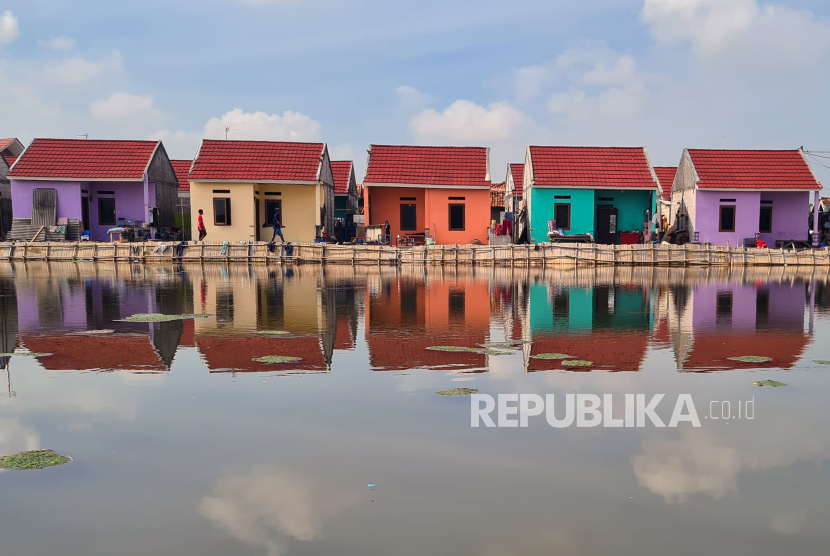 Warga berada di kampung nelayan pesisir Pantai Pantura, Mauk, Tangerang, Banten. Wilayah pesisir Kabupaten Tangerang terkadang masih dilanda banjir akibat cuaca buruk yang memicu luapan air laut. (ilustrasi)