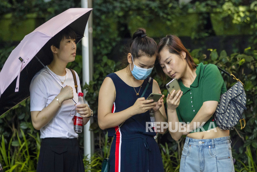  Orang-orang menggunakan ponsel mereka di Shanghai, Cina, 03 Agustus 2020. ByteDance yang berbasis di Beijing menyatakan pada Jumat lalu, perusahaannya tidak berencana melakukan penawaran umum perdana atau Initial Public Offering (IPO) dalam waktu dekat. 