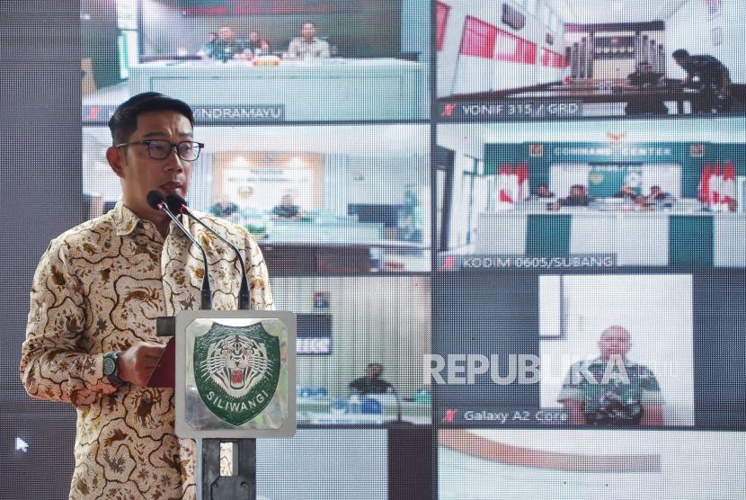 Gubernur Jabar Ridwan Kamil resmi jadi kader Golkar dan bantu menangkan Pemilu 2023.