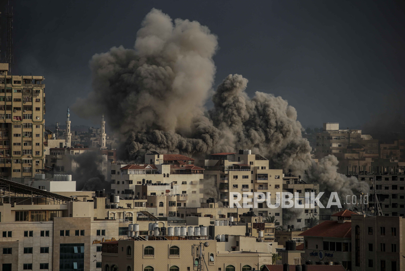 Israel serang wilayah Gaza Senin (9/10/2023). Perang Hamas-Israel meningkatkan eskalasi konflik 